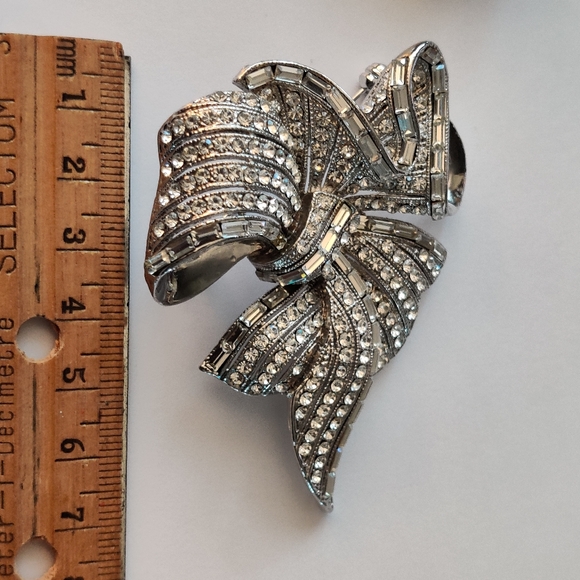 Spectacular Bow Tie Crystal Brooch - Picture 10 of 16